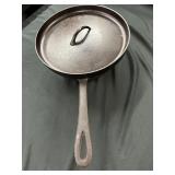 CAST IRON FOOTED SKILLET Wï¿½ LID