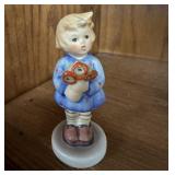 VINTAGE GOEBEL HUMMEL Girl wï¿½ Flowers