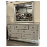 Beautiful Dresser wï¿½ Mirror