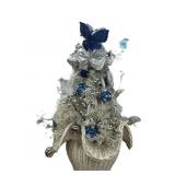 Wicker Basket wï¿½ Lighted Decorated Tree