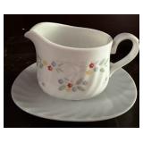 Corning Ware Gravy Boat wï¿½ Underplate