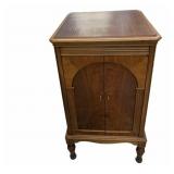 Victrola wï¿½ Front Doors  & Records (Top Lid N