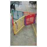 Adjustable play pen with locking gate