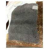 Chenille bath rug 21"x34"