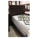 Queen - Pulaski 5 pc Bedroom Suite