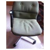 Swivel desk chair (MISSING arm)