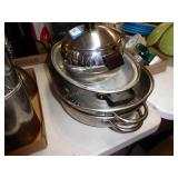 2 roasting pans & West Bend Penguin Server