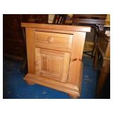 Broyhill side table 20"W x 24"D x 22"W