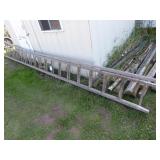 Wood extension ladder - approx. 18 rungs per secti
