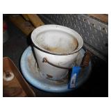 Enamel pot & ceramic dish