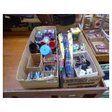 2 boxes: mugs - key rings - small toys - umbrellas 2 boxes: mugs - key rings - small toys - umbrellas