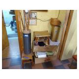Lot in corner: stools - walking sticks - baskets - Lot in corner: stools - walking sticks - baskets -