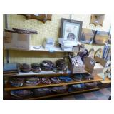 Large lot: plaques - clocks - framed pictures Large lot: plaques - clocks - framed pictures