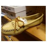 10 pair Minnetonka women 10 pair Minnetonka women