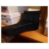 16 pair Minnetonka women 16 pair Minnetonka women