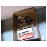 10 pocket knives includes 1 case (lot) 10 pocket knives includes 1 case (lot)