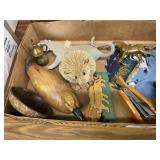 2 flats wood, brass figures and ceramic candle