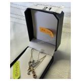 Four pendant necklaces marked 10k - Tangled -