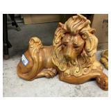 2 lion statues