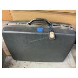 Lot of 4 large suitcases, 1 small travel case, 3
