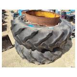Pair of tractor rims 15-34 tires