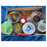 Ashtrays, cup and 2 pens