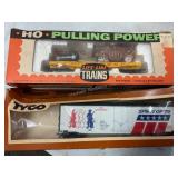 2 HO Train Cars