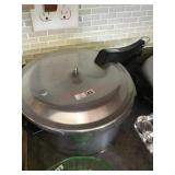 Pressure cooker with seal and bobber