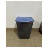 Pet food container