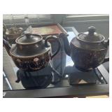 2 tea pots