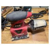 Scale palm sander with filtration system