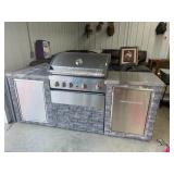 Scratch/dent Members mark faux natural gas grill