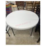 New round folding table