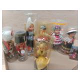 1 LOT - 1 FLAT OF  8 ASSORTED NATIONALITY DOLLS