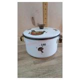 Enamel pot with lid