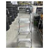 Flip top tray 3 foot step ladder