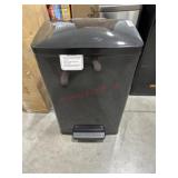 Tramontina 13 gallon step can