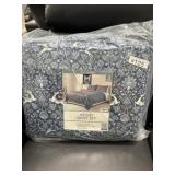 Full/queen velvet quilt set