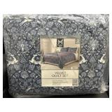 Full/queen velvet quilt set