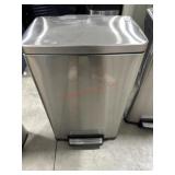 Tramontina 13 gallon step can- scratched