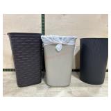3 Plastic bath trash cans