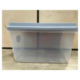 Tote with lid