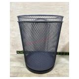 2 Mesh trash cans