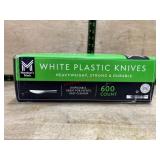 600 White Plastic Knives