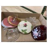 Flat with 5 various glassware lids, red light