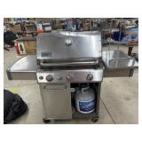 Stainless steel Weber grill with propane tank