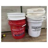 Plastic 5 gallon bucket
