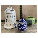Flat with cookie jar, Star wars mug and blue