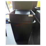 33 gallon commercial trashcan