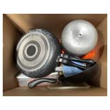 Lot: Frying Pans, Bowls, Plasticware
